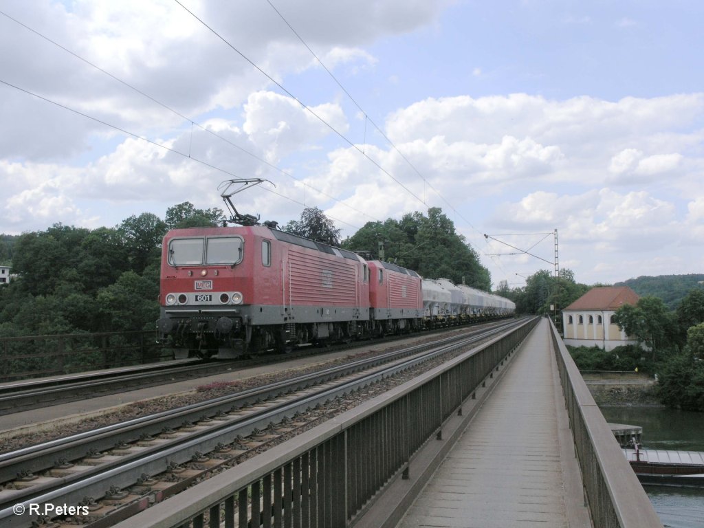 601 + eine Schwester Maschine ziehen ein Zementzug �ber die Donaubr�cke bei Regensburg. 20.06.09