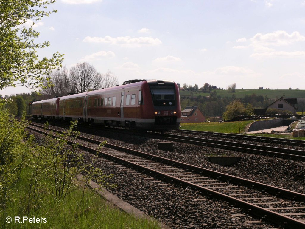 612 059-6 zieht bei Sch�nfeld den RE3694 nach Gera. 09.05.08