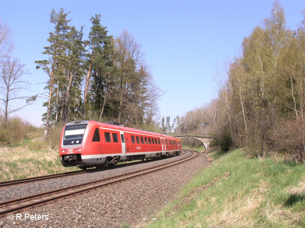 612 665-0 zieht ein RE Regensburg HBF durch die Kurve bei Sch�nfeld. 28.04.08
