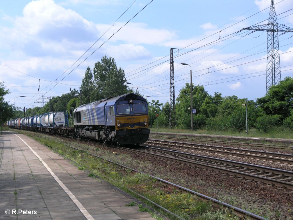 6615 zieht ein Containerzug durch Saarmund in Richtung Sch�nefeld. 01.06.09