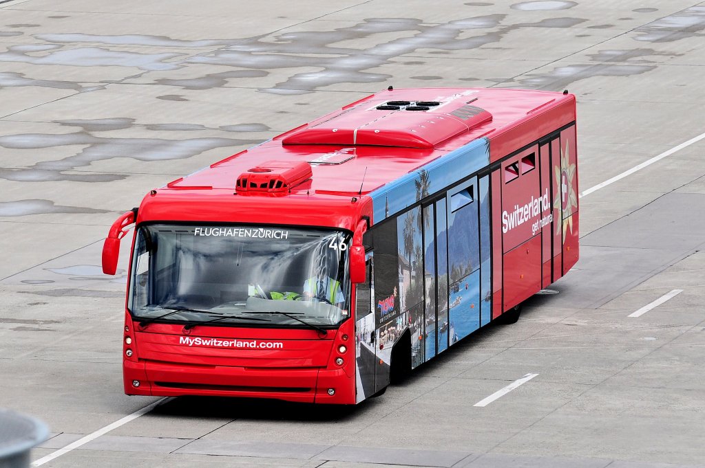 Airport Zrich-Kloten,Passagierbefrderungsbuss COBUS 3000 am Vorfeld,30.6.2013. Neue Grafiken von Reisebussen auf meiner Website unter www.bus-bahn-truck.at zu sehen.