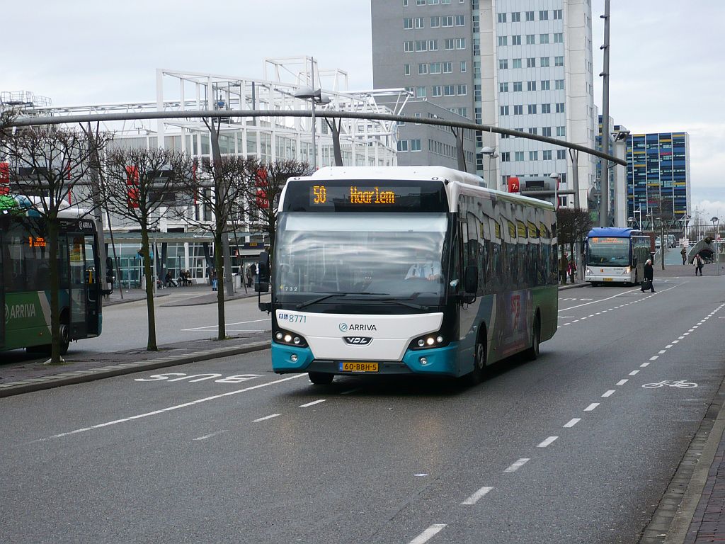 Arriva Bus 8771 DAF VDL Citea LLE120 Baujahr 2012. Stationsplein, Leiden 16-02-2013.