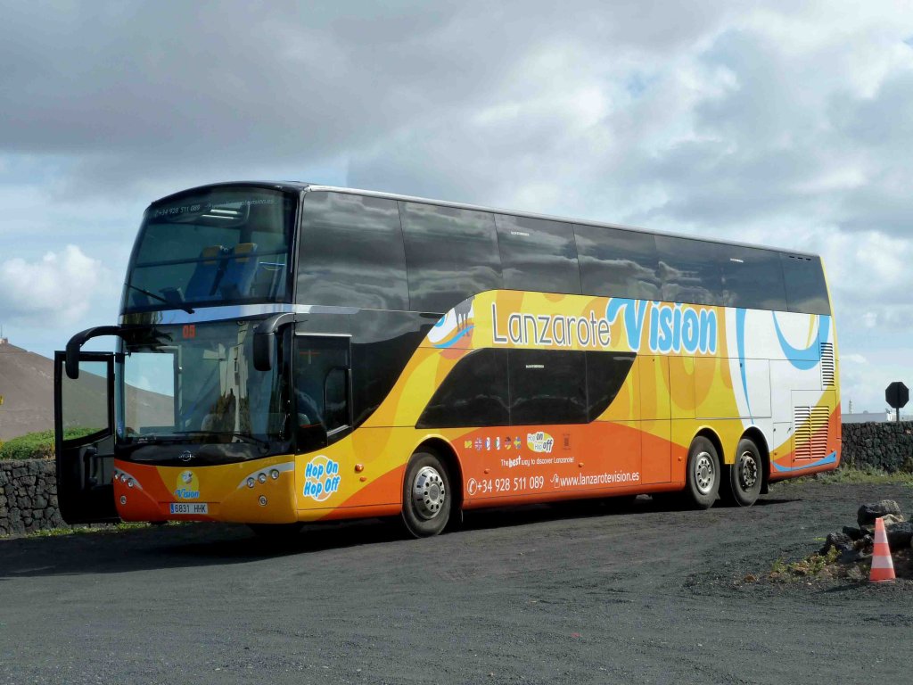 Ayats steht auf einem Parkplatz auf Lanzarote, Januar 2013