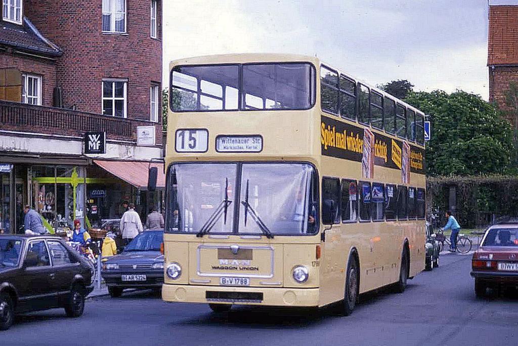 Berlin Frohnau - MAN Doppelstockbus Linie 15 zur Wittenauer Strae
am 6.5.1989 