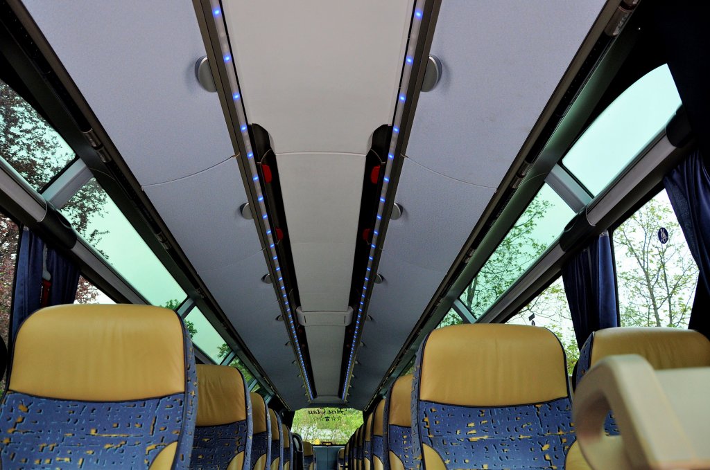 Blick von hinten nach vorne in den  Himmel  des neuen NEOPLAN STARLINER vom Reisebro HSSINGER aus Wien und St.Plten/sterreich im April 2013 in Krems.