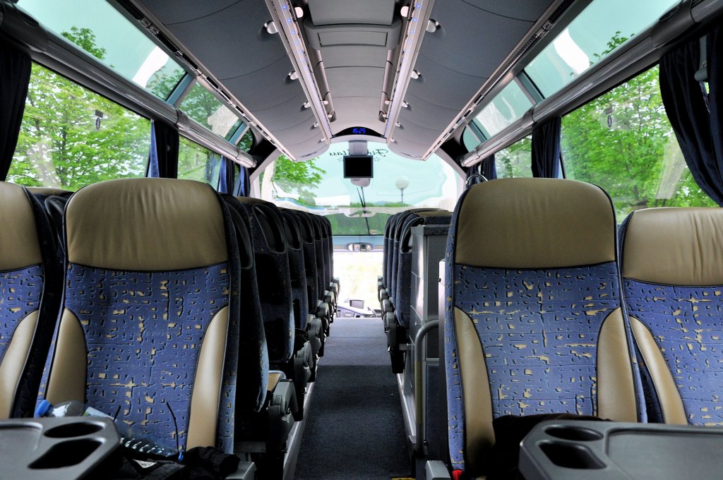 Blick von hinten nach vorne im neuen NEOPLAN STARLINER vom Reisebro HSSINGER aus Wien und St.Plten/sterreich im April 2013 in Krems.