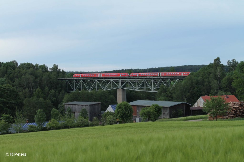 Der Gegenzug nach Dresden in Unterth�lau auf dem Viadukt. 14.06.13