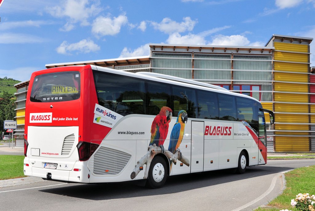 Der neue (Design/Papageien) SETRA 515 HD von BLAGUSS Reisen aus Wien am 30.6.2013 in Krems unterwegs.