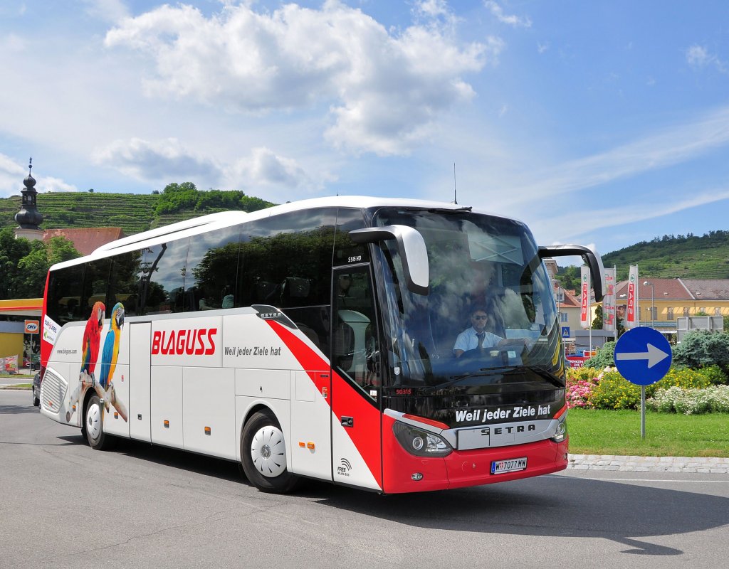 Der neue (Design/Papageien) SETRA 515 HD von BLAGUSS Reisen aus Wien am 30.6.2013 in Krems unterwegs.