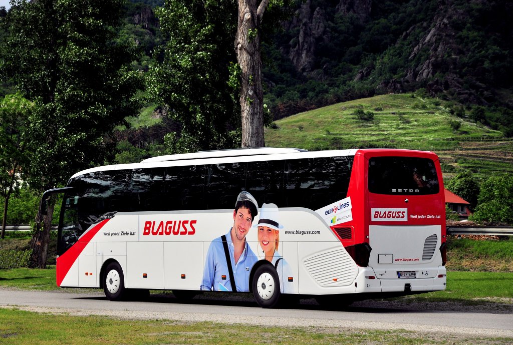 Der neue SETRA 515 HD von BLAGUSS aus Wien mit neuem Design,gesehen in der Wachau/Niedersterreich,26.5.2013.Gru an den freundlichen Fahrer.