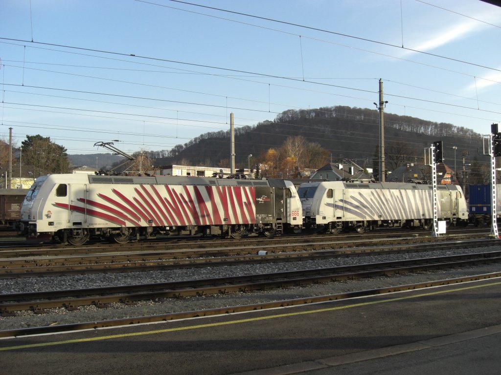 Die beiden LOCOMOTION Zebras 185 666 und 185 663 im Salzburger
Hauptbahnhof. Aufgenommen am 29. September 2009.