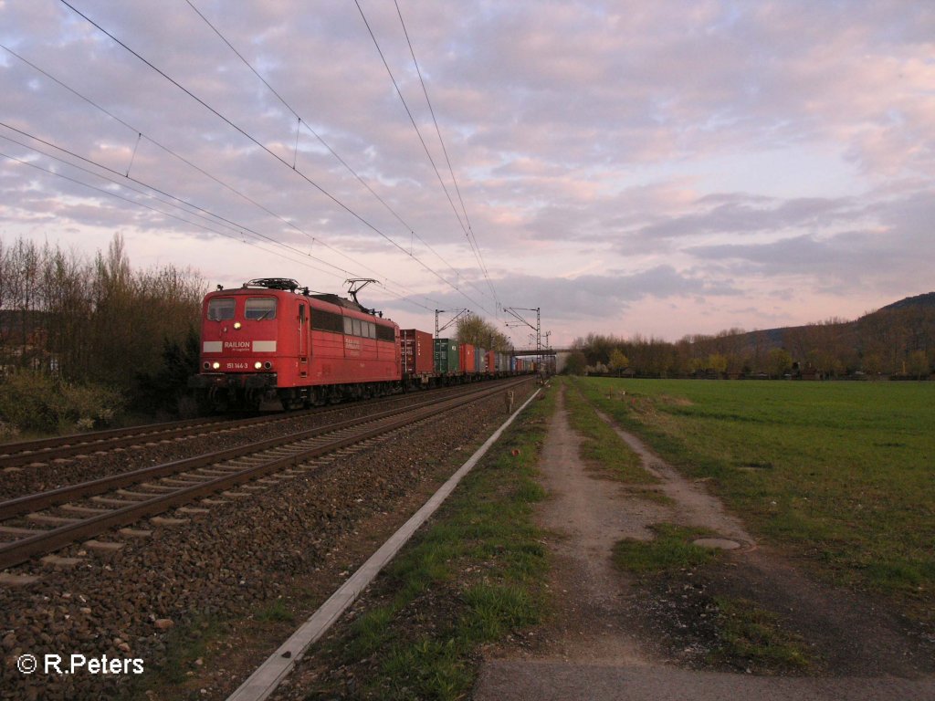 Die orientrote 151 144-3 zieht ein Containerzug durchs Maintal bei Th�ngersheim .12.04.08