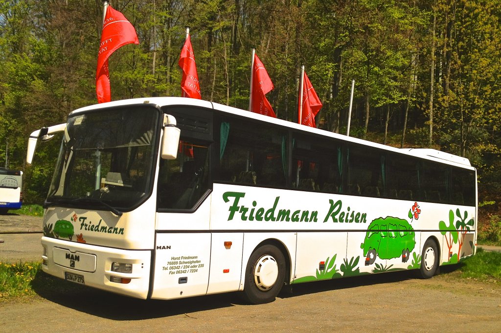 Dieser MAN L 313 von Friedmann Reisen aus Schweighofen stand whrend des 2. Bundesligaspiels 1.FCK gegen FSV Frankfurt am 5.5.2012 auf einem Park-and-Ride-Parkplatz und wartete auf das Ende des Spiels.