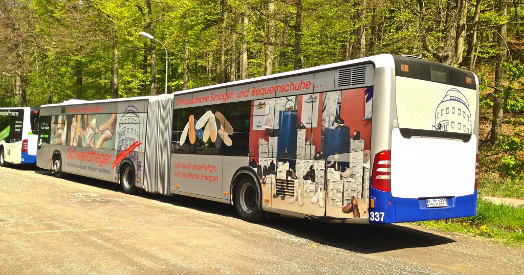 Dieser Mercedes-Benz Citaro G Facelift der Stadtwerke Kaiserslautern (Wagen 337) stand whrend des 2. Bundesligaspiels 1.FCK gegen FSV Frankfurt am 5.5.2012 auf einem Park-and-Ride-Parkplatz und wartete auf das Ende des Spiels.