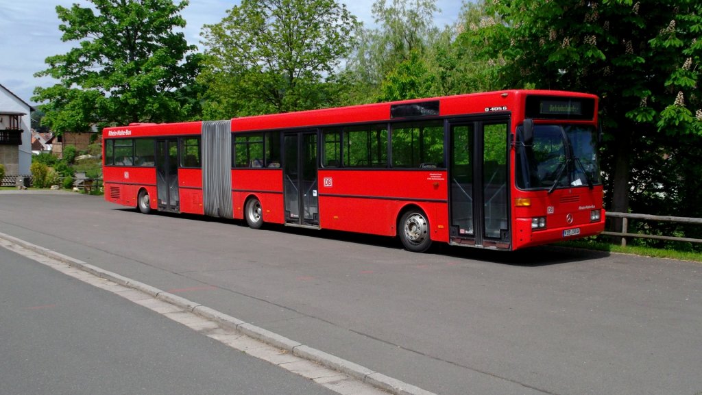 Dieser Mercedes-Benz O 405 G von Wolff Reisen aus Kirchheim-Bolanden war am 18.5.12 in Ramsen (Pfalz) auf einem Parkplatz abgestellt. Werktags ist er im Auftrag von Rhein-Nahe-Bus (ORN) im Schlerverkehr auf der Linie 902 unterwegs.