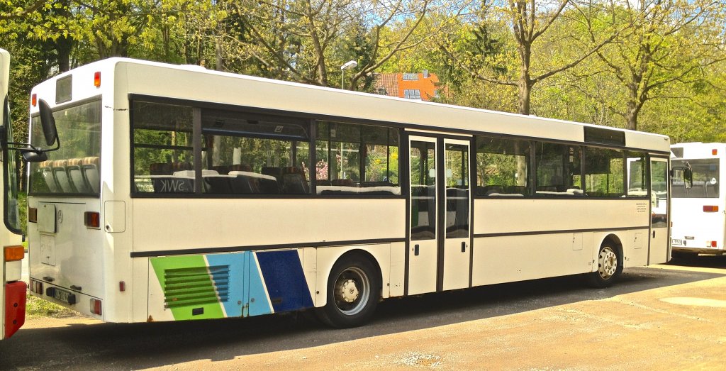 Dieser Mercedes-Benz O 407 von Busverkehr Imfeld aus Landstuhl stand whrend des 2. Bundesligaspiels 1.FCK gegen FSV Frankfurt am 5.5.2012 auf einem Park-and-Ride-Parkplatz und wartete auf das Ende des Spiels.