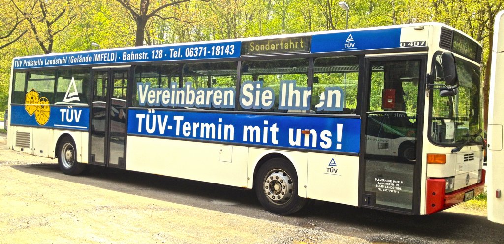 Dieser Mercedes-Benz O 407 von Busverkehr Imfeld aus Landstuhl stand whrend des 2. Bundesligaspiels 1.FCK gegen FSV Frankfurt am 5.5.2012 auf einem Park-and-Ride-Parkplatz und wartete auf das Ende des Spiels.