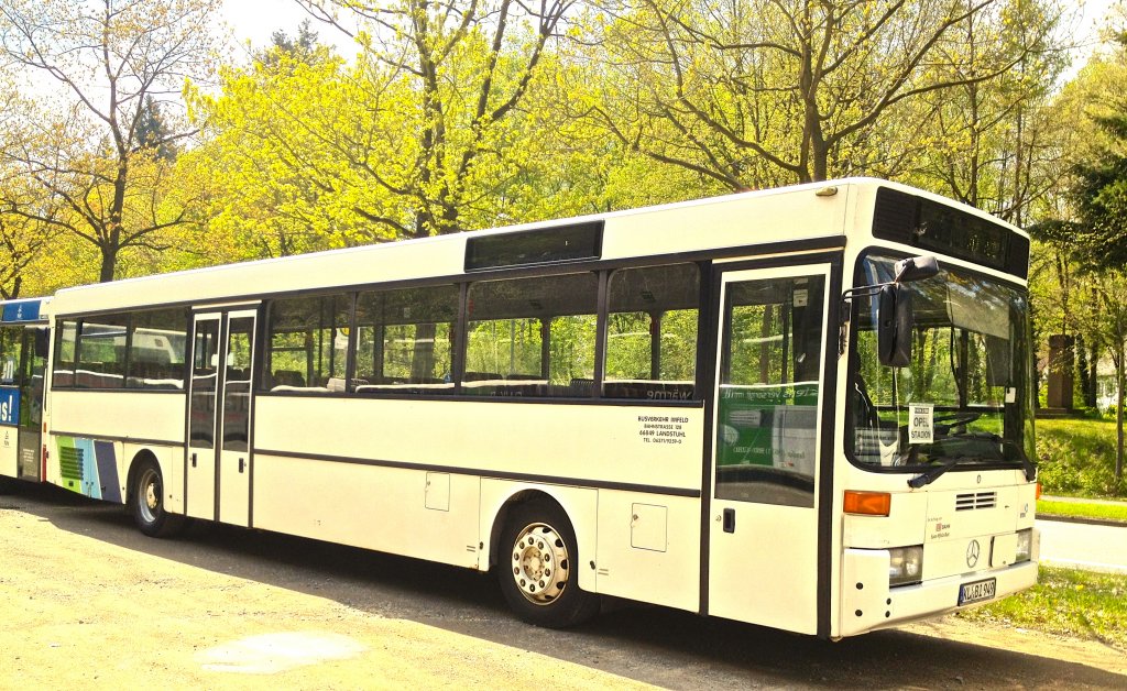 Dieser Mercedes-Benz O 407 von Busverkehr Imfeld aus Landstuhl stand whrend des 2. Bundesligaspiels 1.FCK gegen FSV Frankfurt am 5.5.2012 auf einem Park-and-Ride-Parkplatz und wartete auf das Ende des Spiels.