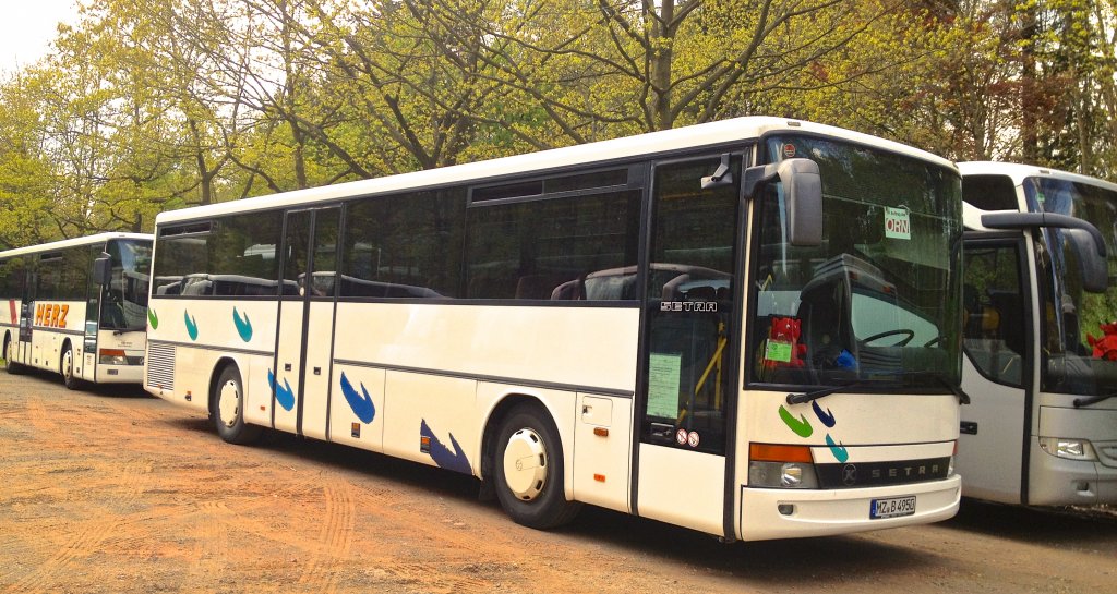 Dieser Setra S315UL stand whrend des 2. Bundesligaspiels 1.FCK gegen FSV Frankfurt am 5.5.2012 auf einem Park-and-Ride-Parkplatz und wartete auf das Ende des Spiels.