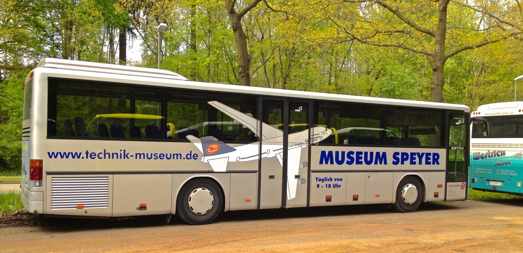 Dieser Setra S315UL vom Unternehmen Hetzler aus Speyer stand whrend des 2. Bundesligaspiels 1.FCK gegen FSV Frankfurt am 5.5.2012 auf einem Park-and-Ride-Parkplatz und wartete auf das Ende des Spiels.