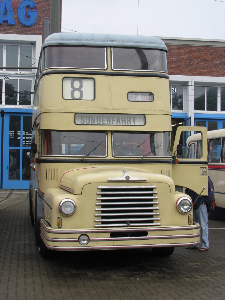 Doppelstockomnibus vom Typ Do 56, Linie 8, aus dem Landkreis Ostvorpommern (OVP) anllich 130 Jahre Strba in Rostock [27.08.2011]