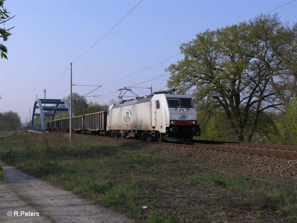 E186 140 mit Kohlezug bei Eisenh�ttenstadt. 19.04.11