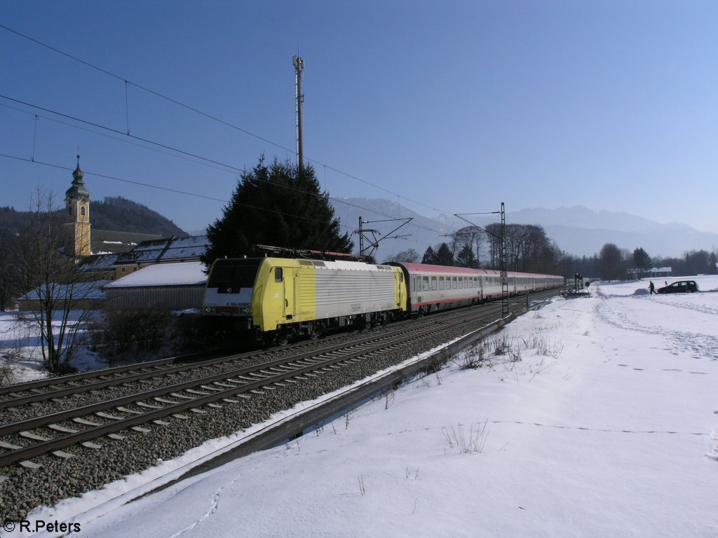 E189 989NC zieht ein EC nach M�nchen bei Oberaudorf. 16.02.10