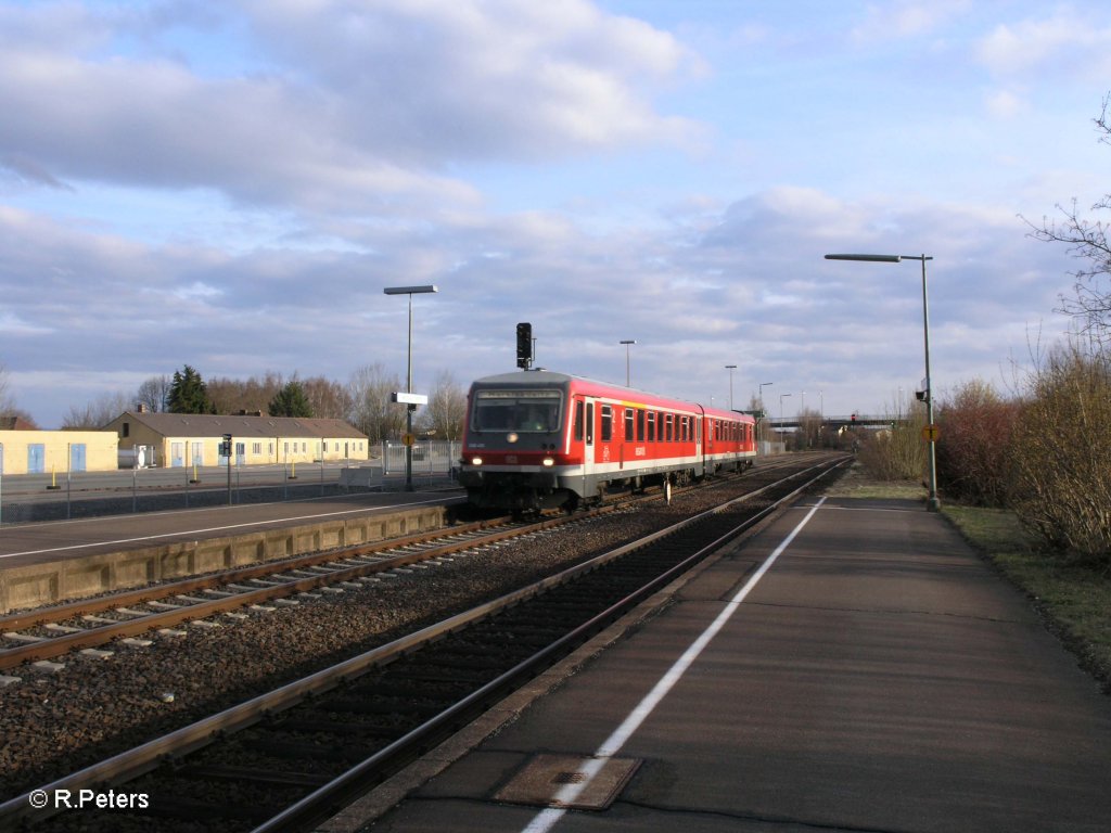 Ein 628 zieht als Sch�lerverst�rkungszug durch Wiesau. 09.04.10