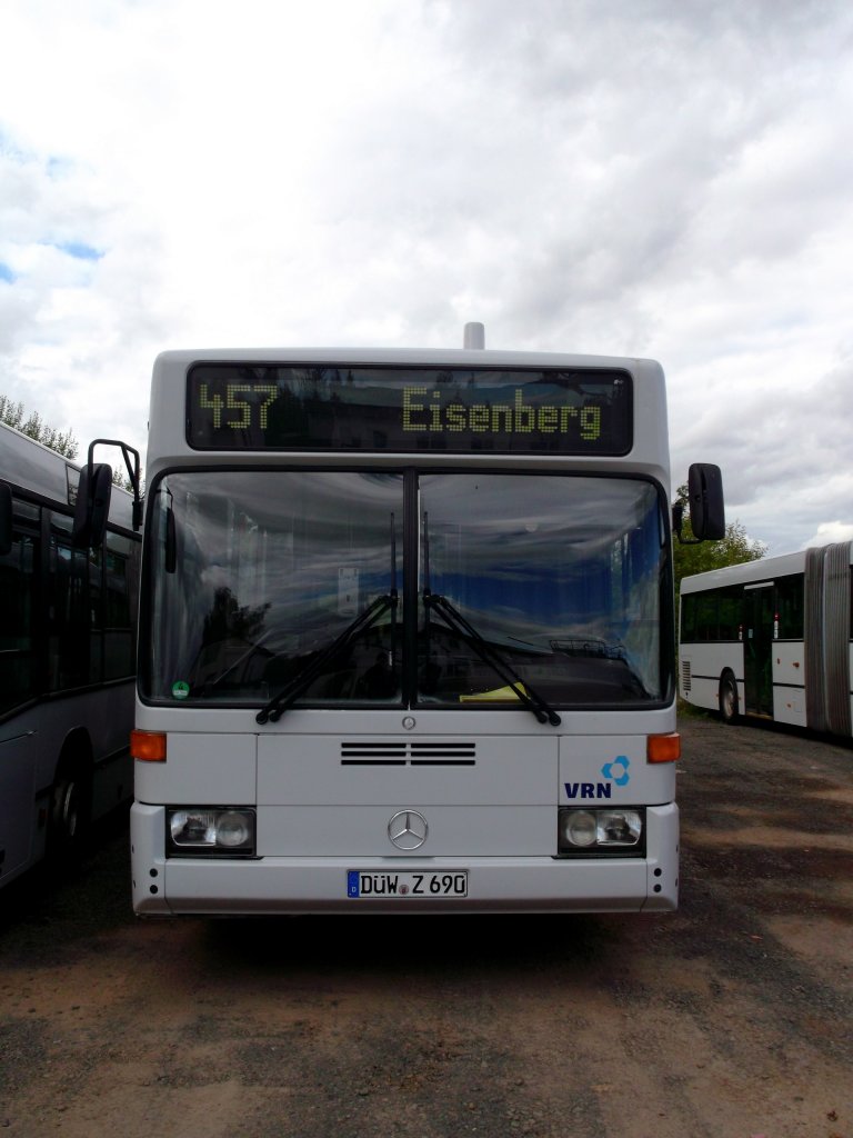 Ein Mercedes-Benz O 405 G von Busverkehr Zipper GmbH, abgestellt auf einem Parkplatz in Hettenleidelheim am 03.10.2012. Werktags wird das Fahrzeug im Schlerverkehr eingesetzt.