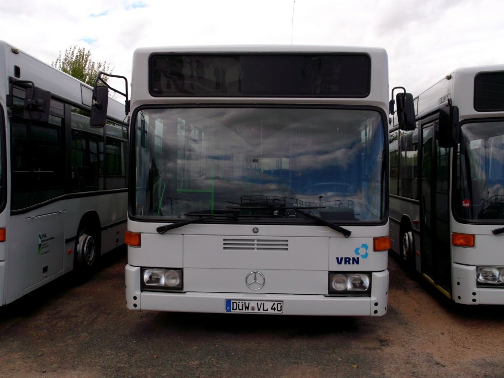 Ein Mercedes-Benz O 405 GN2 von Eistal-Bus GmbH, abgestellt auf einem Parkplatz in Hettenleidelheim am 03.10.2012. Werktags wird das Fahrzeug im Schlerverkehr eingesetzt. Besonderheit: Elektrische Innenschwenktren