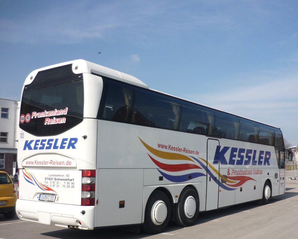 Ein Neoplan-Cityliner, der Fa. Kessler-Reisen, auf dem Flugfeld-Parkplatz in Bblingen