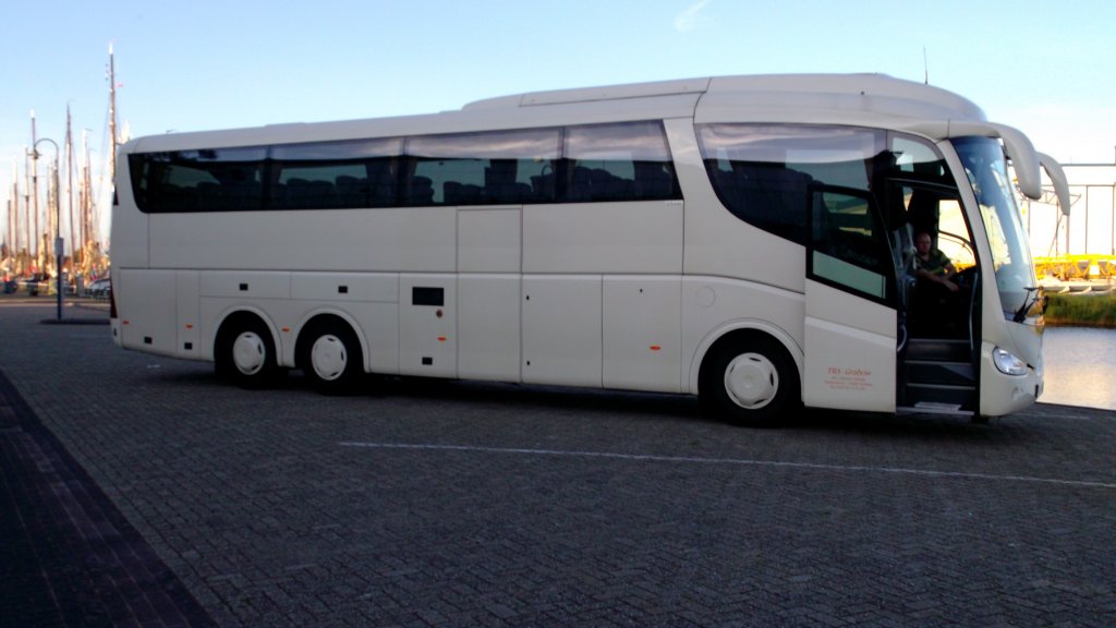 Ein Scania Irizar PB von einem deutschen Reiseunternehmen im Hafen von Lemmer am IJsselmeer in den Niederlanden. Das Foto ist aufgenommen am 31.8.2011.