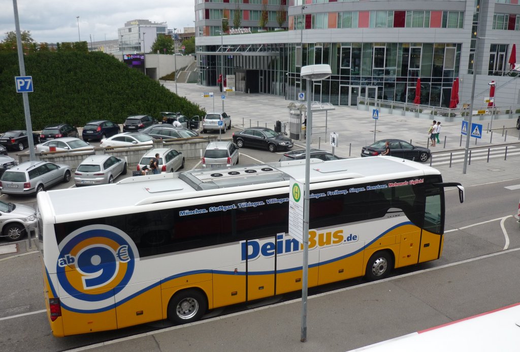 Ein Setra S 415 GT/HD von DeinBus am Flughafen Stuttgart.