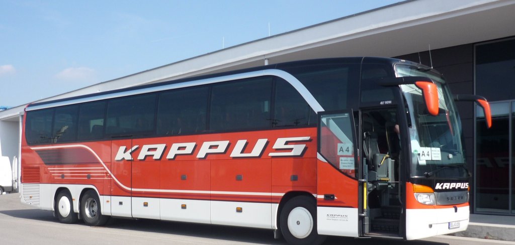 Ein Setra S 417 HDH auf dem Flugfeld-Parkplatz in Bblingen, der Fa. Kappus-Reisen aus Leonberg.