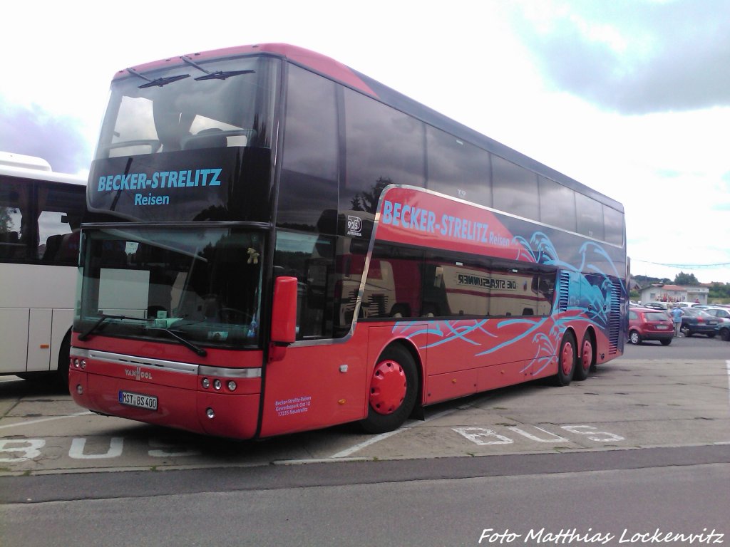 Ein Vanhool Reisebus von Becker-Strelitz Reisen aufm Parkplatz in Linken (PL) am 2.7.13