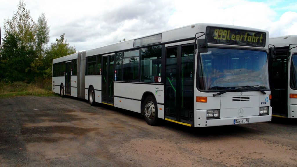 Ein weiterer Mercedes-Benz O 405 GN2 von Eistal-Bus GmbH, abgestellt auf einem Parkplatz in Hettenleidelheim am 03.10.2012. Werktags wird das Fahrzeug im Schlerverkehr eingesetzt. Besonderheit: Elektrische Innenschwenktren