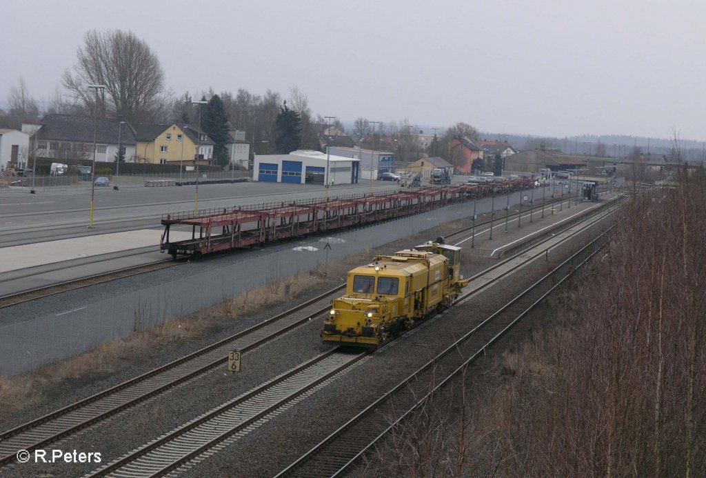 Eine Baumaschine durchf�hrt Wiesau/Oberpfalz in Richtung Hof. 23.03.09