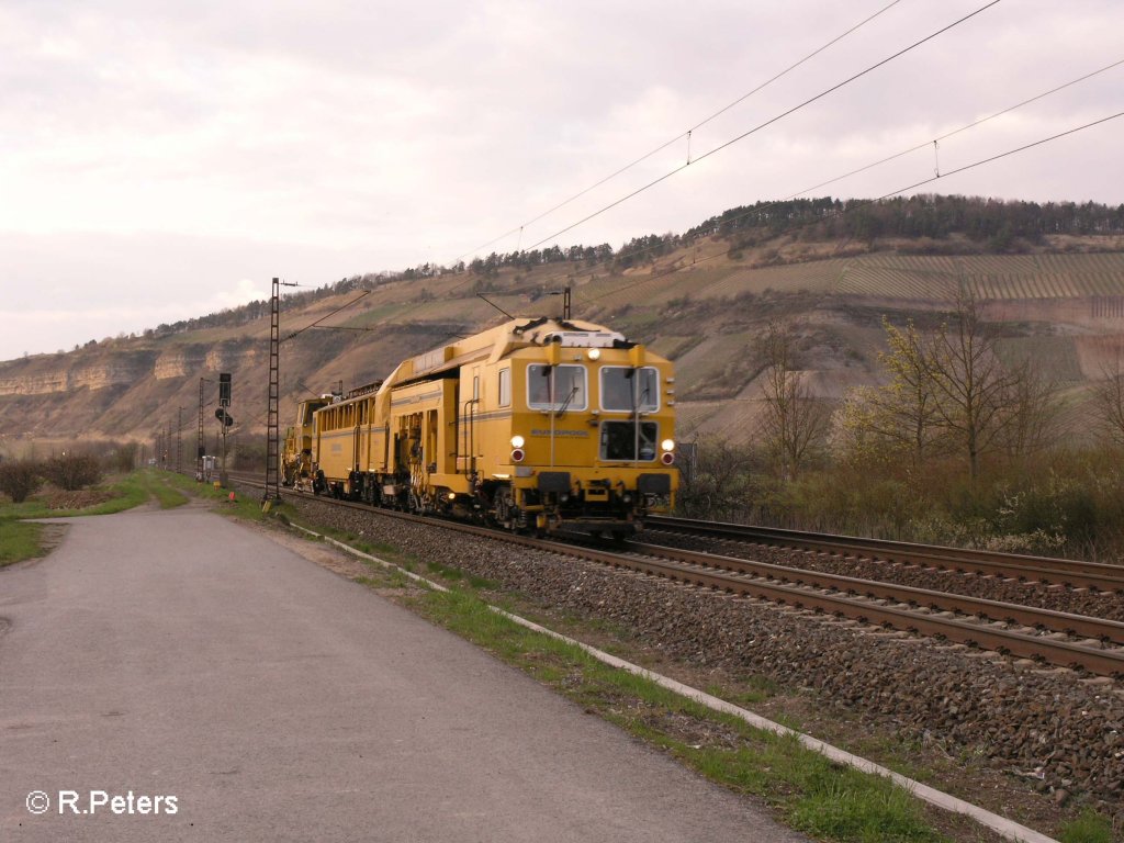 Eine Gleisbaumaschine kurz vor Th�ngersheim in Richtung W�rzburg. 12.04.08