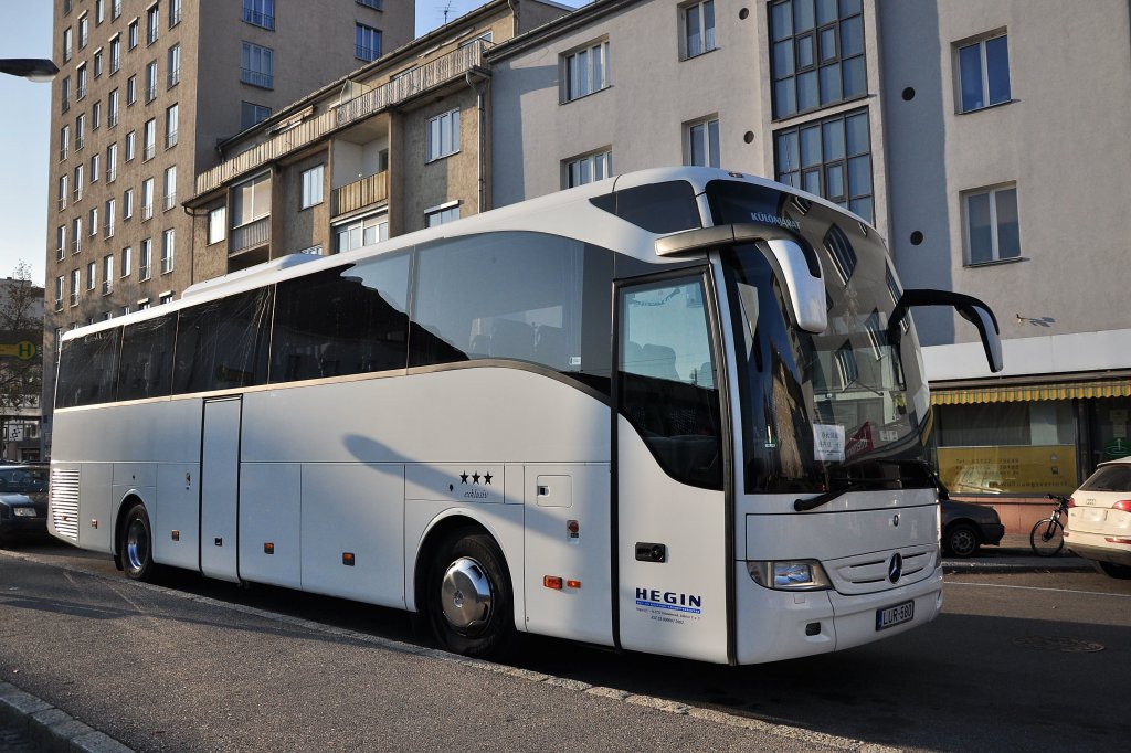 Einen MERCEDES BENZ TOURISMO von HEGIN am 25.11.2012 am Bahnhof Krems an der Donau gesehen. 