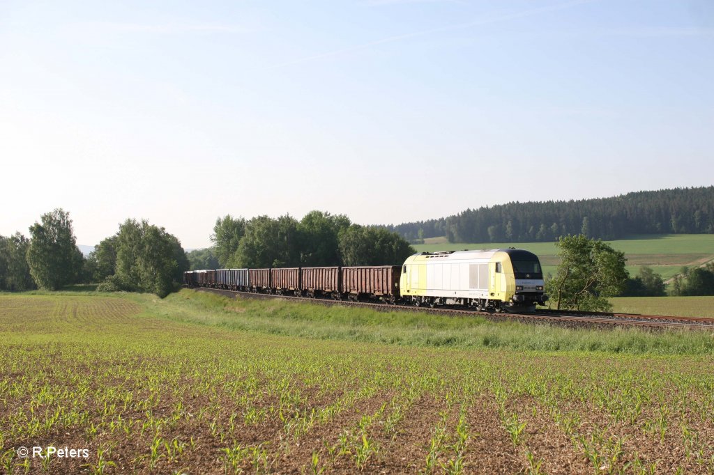 ER20 003 mit dem 48346 Schrottzug aus Chep nach Hof bei Unterth�lau. 31.05.12