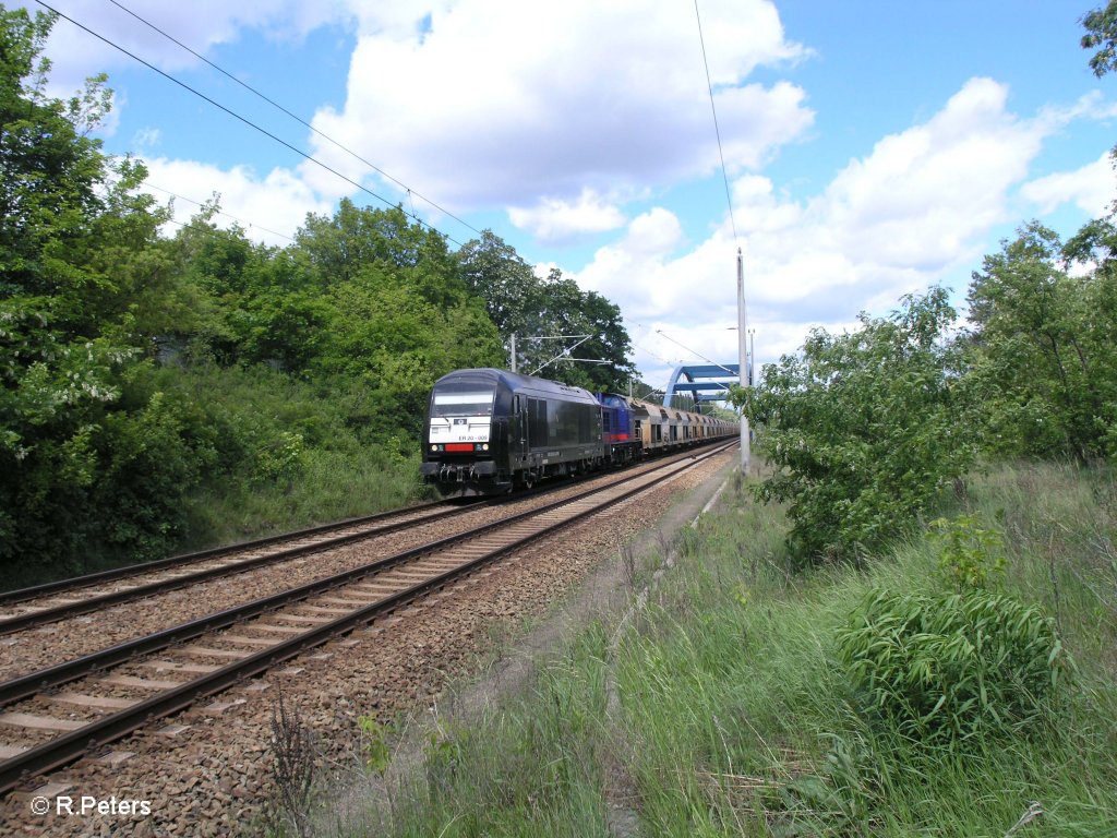 ER20 008 und 745 501 ziehen ein Schlakezug durch Eisenh�ttenstadt. 23.05.09 