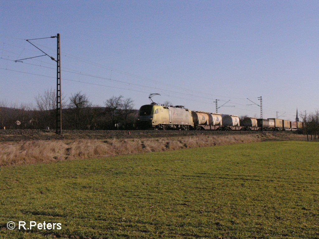 ES 64 U2 011 zieht bei Th�ngersheim ein Wechselpritschenzug.16.02.08
