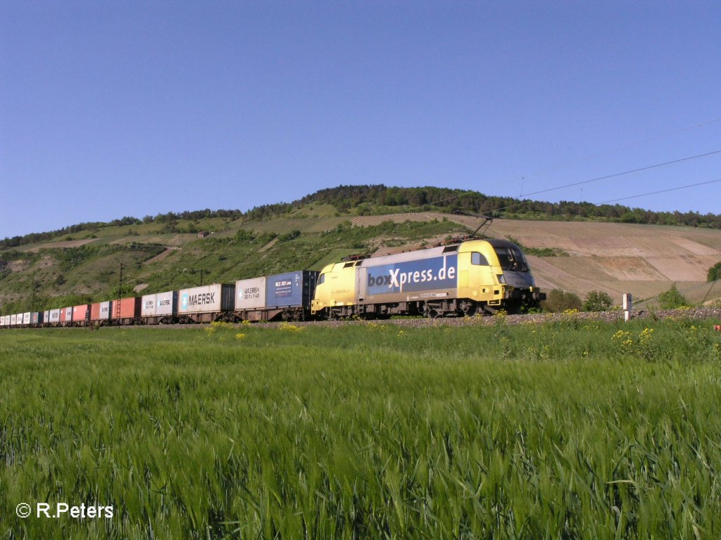ES64 U2 009 zieht bei Th�ngersheim ein Containerzug durchs Maintal. 10.05.08
