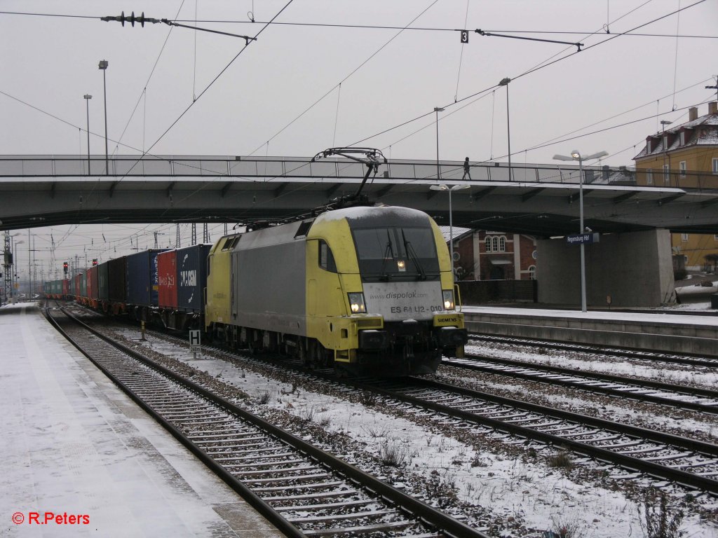 ES64 U2 010 durchf�hrt Regensburg HBF mit einem Containerzug. 09.01.10