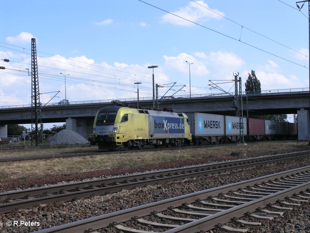 ES64 U2 018 verl�sst Regensburg Ost mit ein Containerzug. 27.08.09