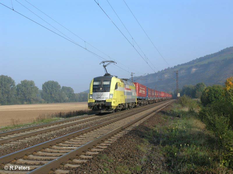 ES64 U2-033 zieht bei Th�ngersheim den Wechselpritschen Winner Spedition. 27.09.08
