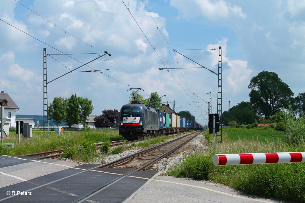 ES64 U2-062 mit Containerzug bei Bruckberg nach M�nchen. 08.06.13