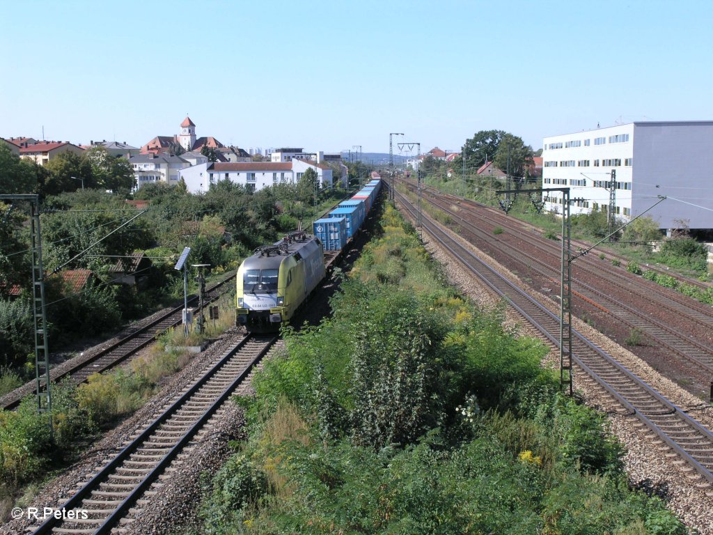ES64 U2-063 verl�sst Regensburg mit ein Containerzug. 09.09.09