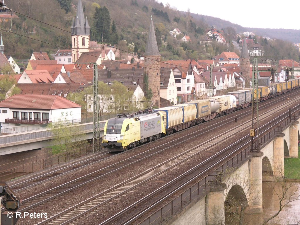 ES64 U2 064 durchf�hrt Gem�nden mit ein Containerzug. 12.04.08