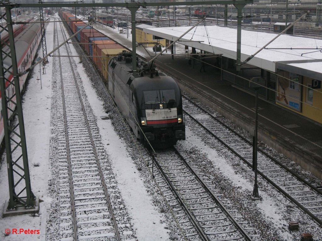 ES64 U2-069 durchf�hrt am 09.01.10 Regensburg HBF mit einem Containerzug. 